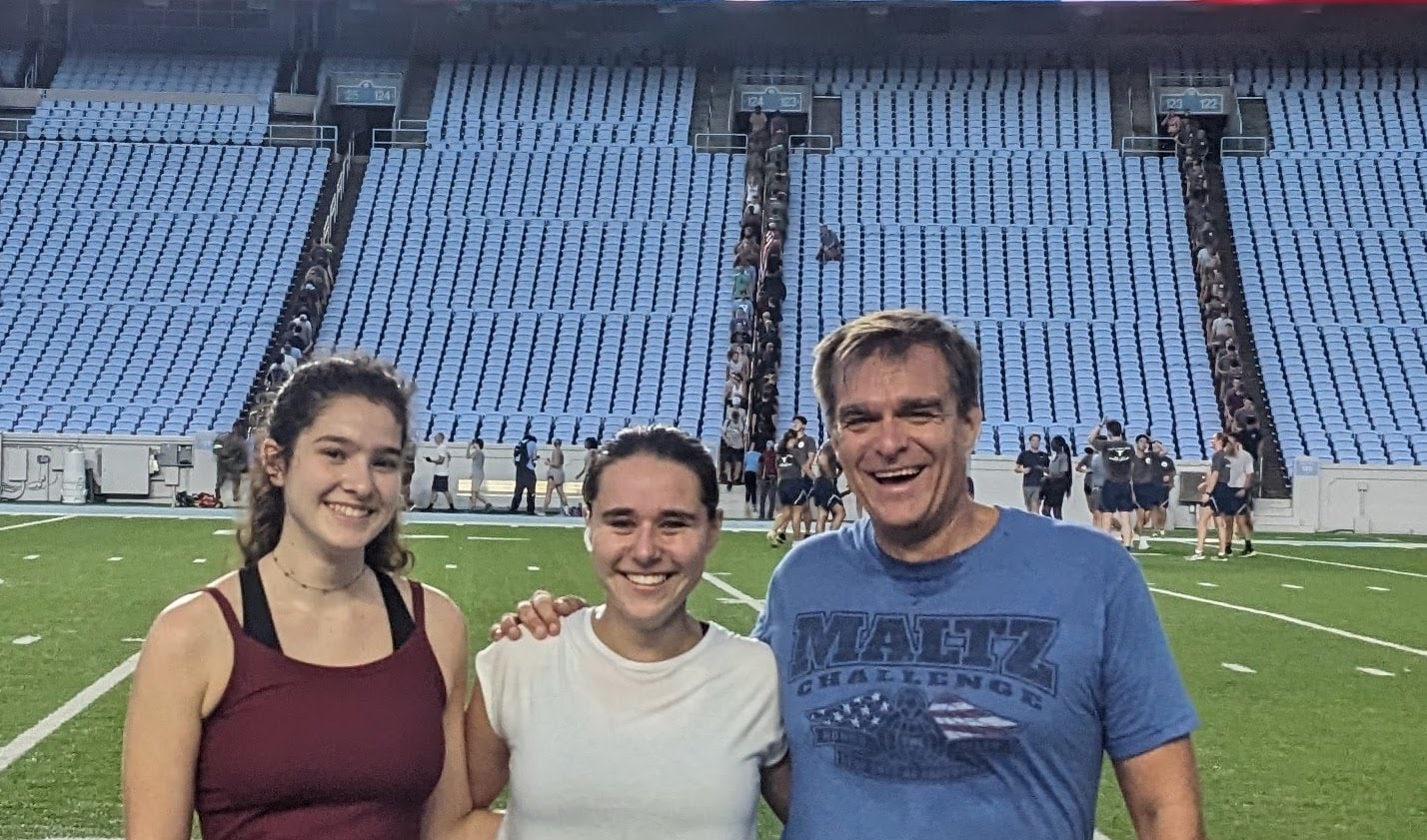 Montée des escaliers au Kenan Memorial Stadium le 11 septembre 2023