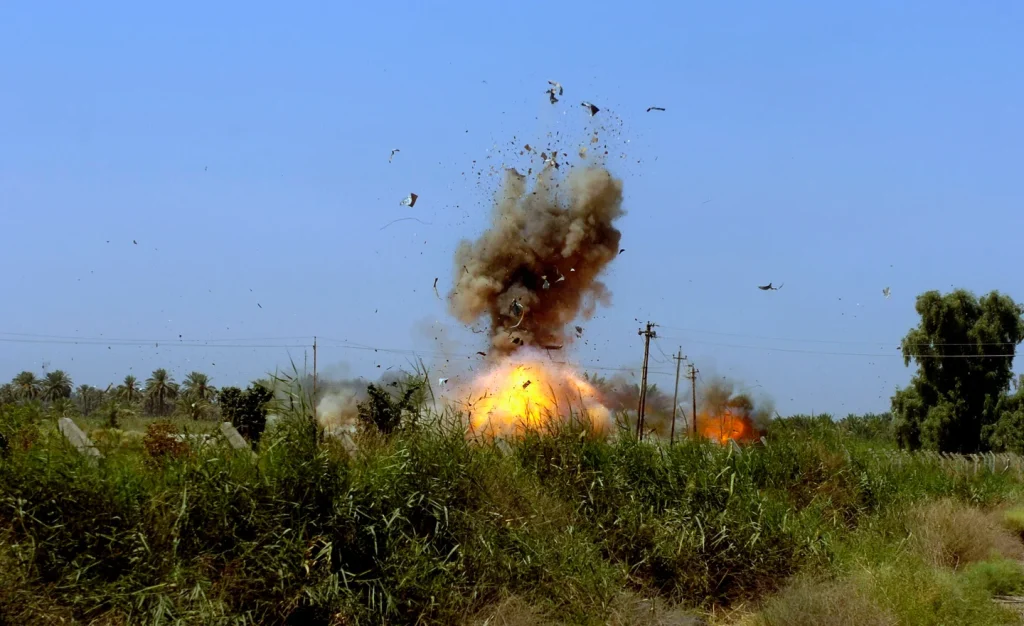 Des soldats de l'équipe de combat de la 4e brigade Stryker de la 2e division d'infanterie font délibérément exploser une bombe connue près de Qedar, au nord de Bagdad, en Irak. (Sgt. John Crosby/U.S. Army).