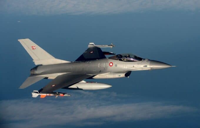 F-16 danois avec armement