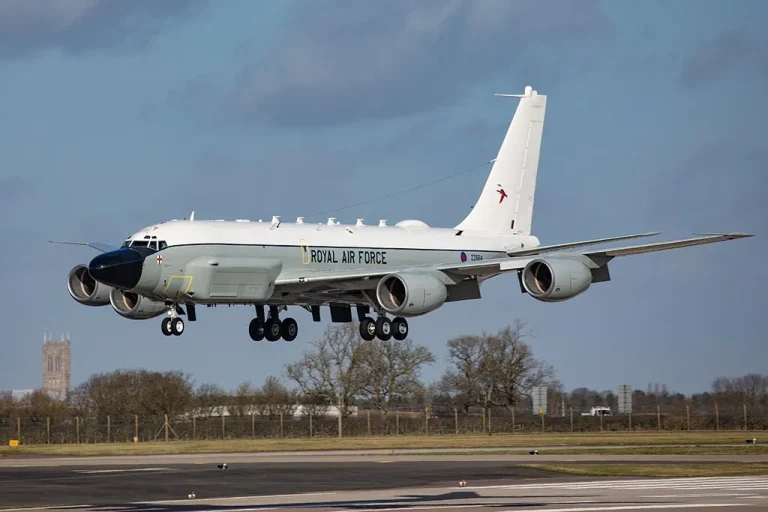 Un avion de surveillance britannique RC-135 opère près d&rsquo;Israël
