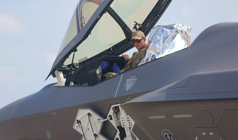 L&rsquo;avion de combat F-35, le programme d&rsquo;armement le plus coûteux au monde, vient de l&rsquo;être encore plus