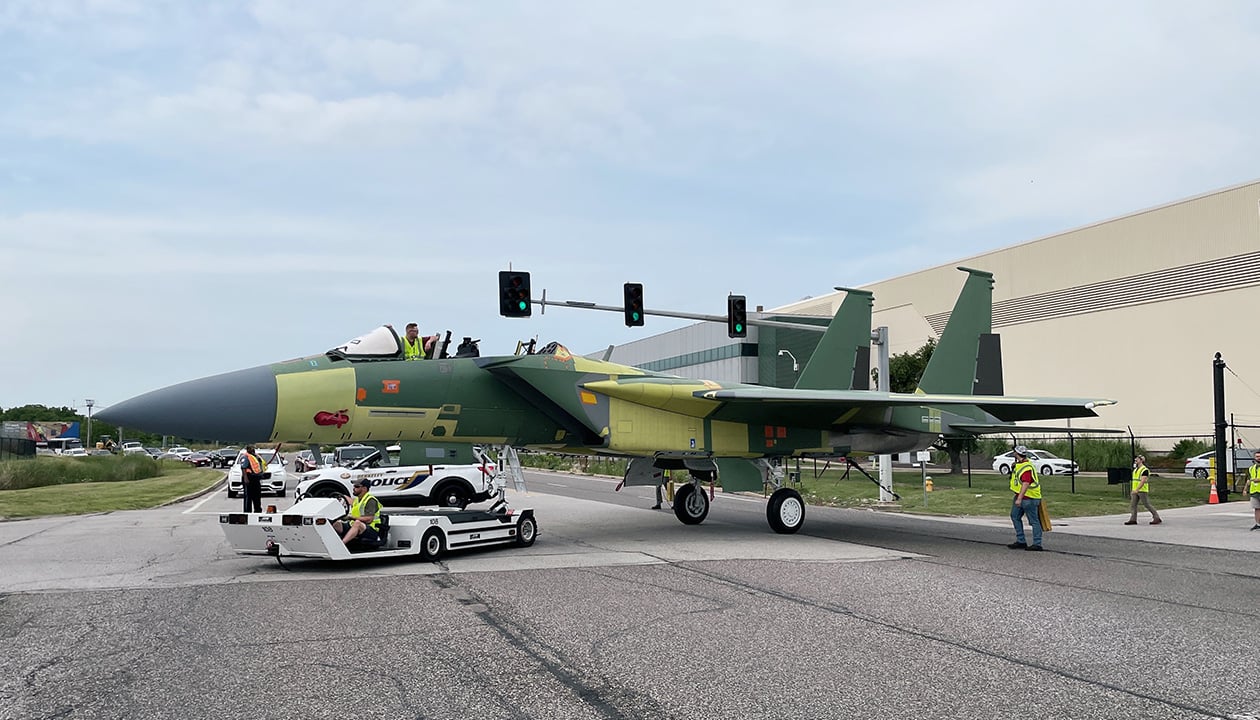 Troisième F-15EX quittant la chaîne d’assemblage