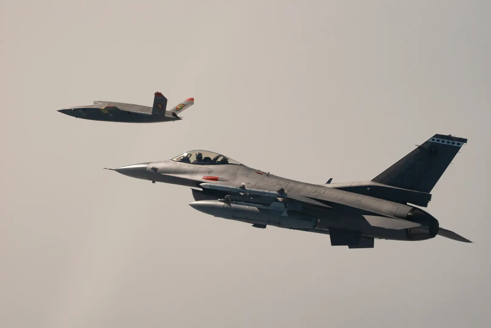 XQ-58A des Marines volant aux côtés d’un F-16 de l’USAF à la base aérienne d’Eglin