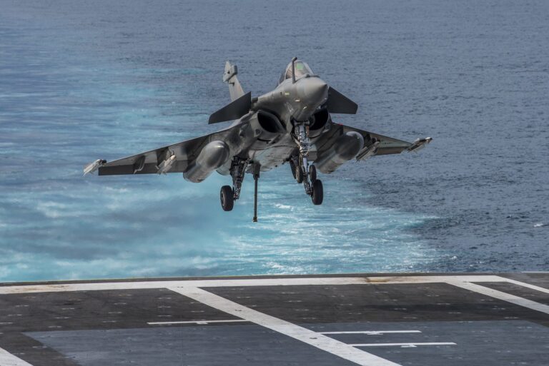 L&rsquo;Inde remet à la France une lettre de demande pour l&rsquo;achat de 26 avions de combat Rafale-M