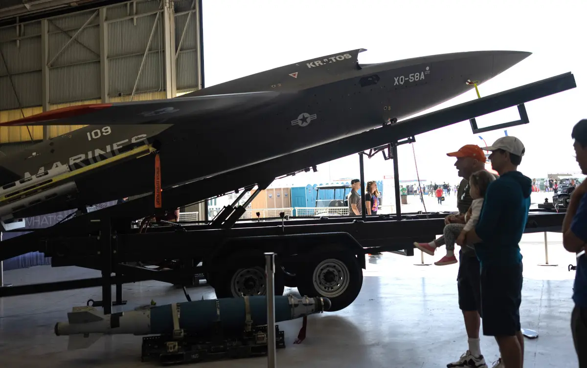 XQ-58 exposé lors d’un salon aérien à la Station Aérienne de Miramar, Californie
