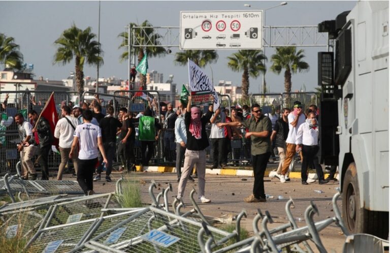 Manifestations devant la base aérienne Turques d&rsquo;Incirlik, qui accueille des troupes américaines