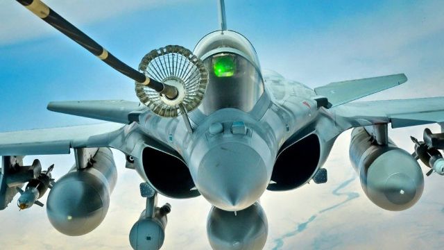Un Rafale français abat un drone en Lettonie, première utilisation du missile MICA dans les Balkans