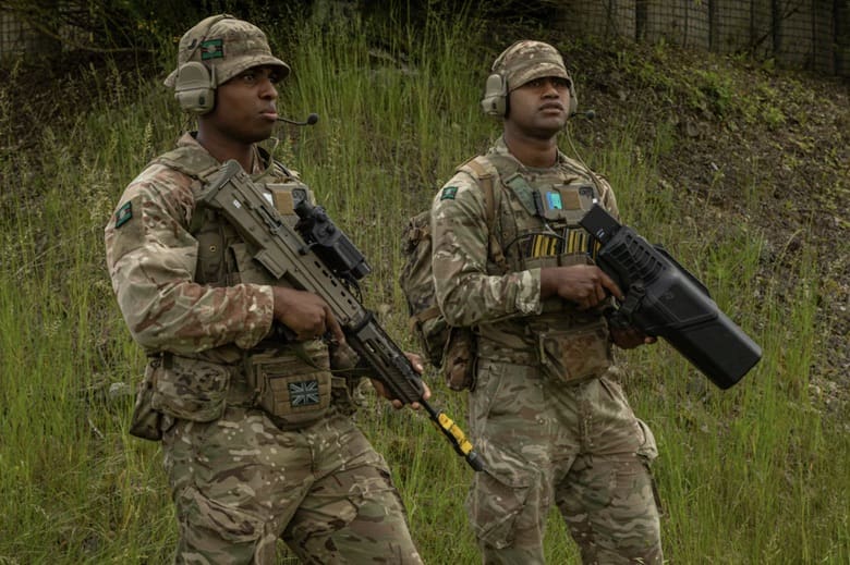 Soldats du Royal Yorkshire Regiment testant des technologies CUAS lors du projet FlyTrap