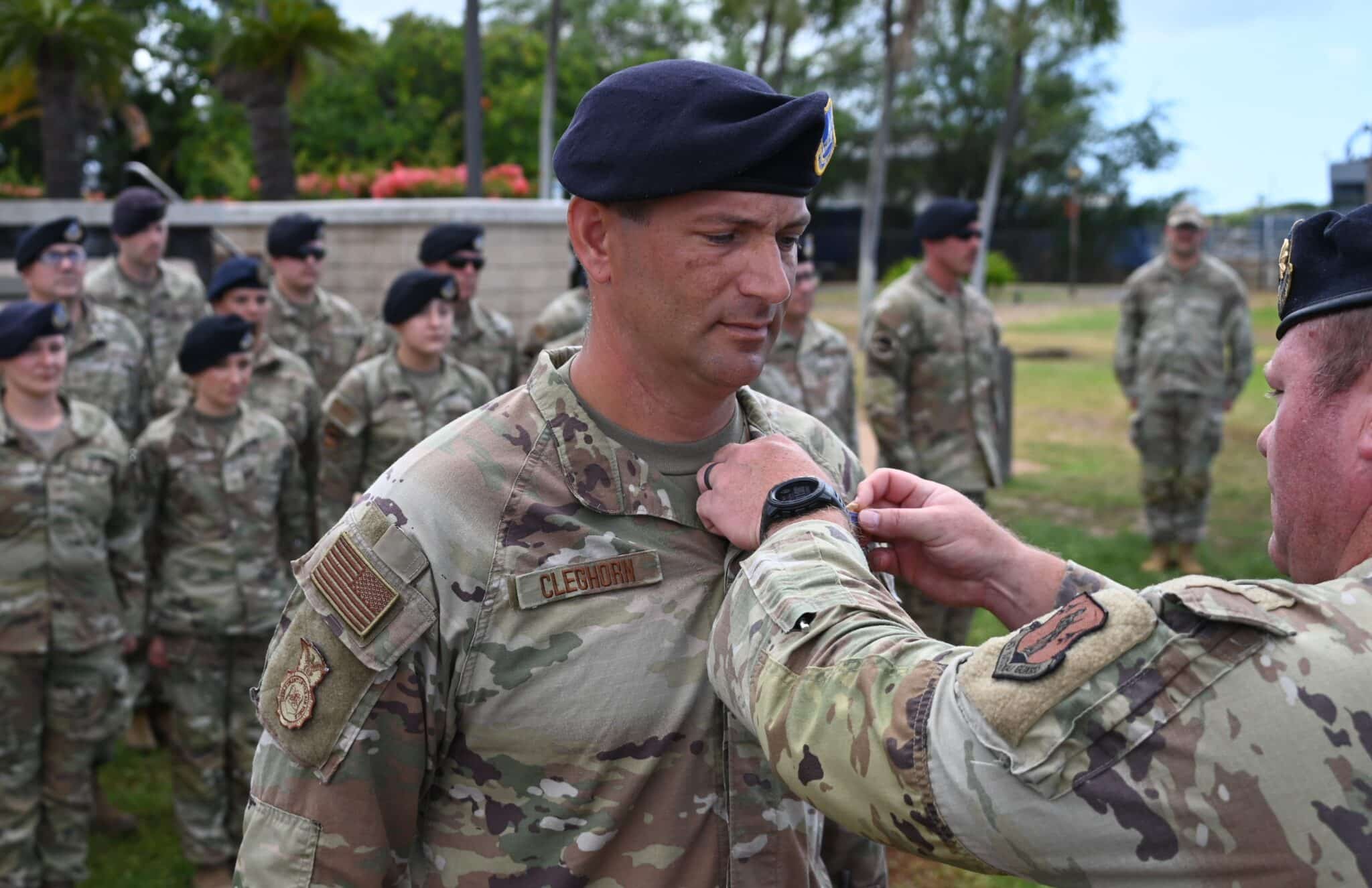 Le Senior Master Sergeant Greg Cleghorn recevant le Master Combat Infantryman Badge lors de l’entraînement à Joint Base Hickam Pearl Harbor, 18 août 2025