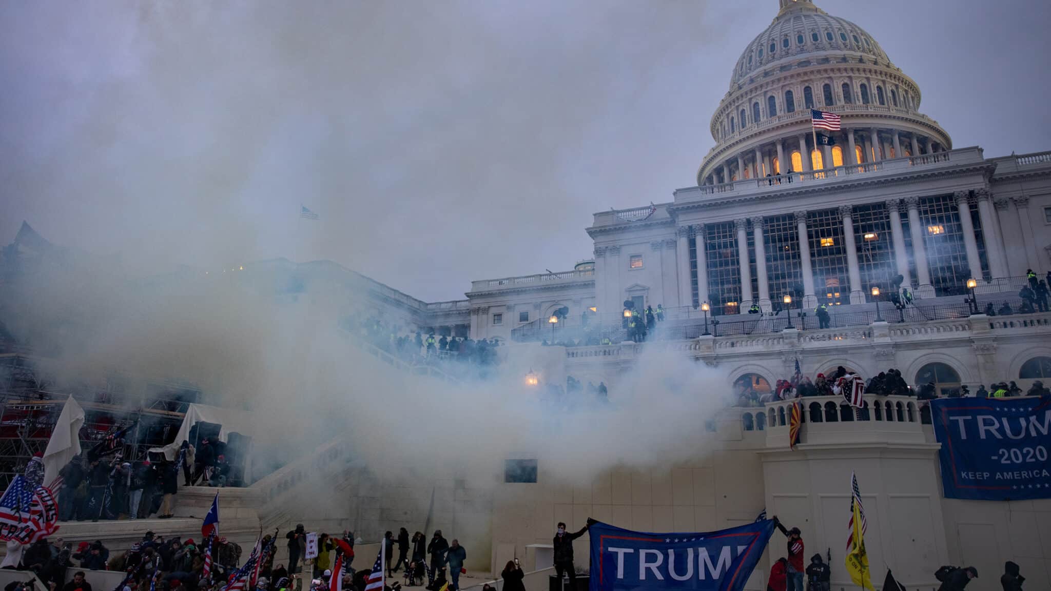 Des gaz lacrymogènes sont tirés sur des partisans du président Trump lors de l’assaut au Capitole américain le 6 janvier 2021.