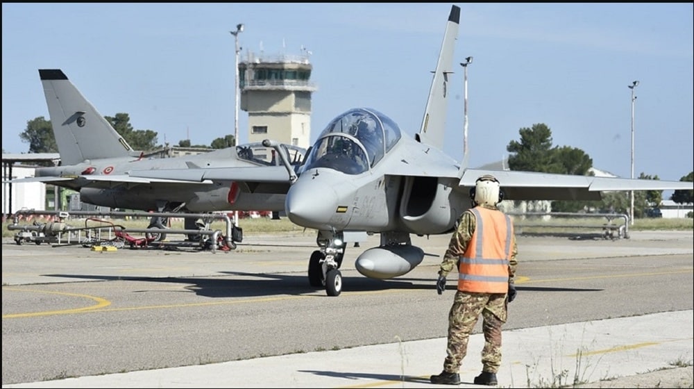 Deux T-346 sur la base aérienne de Decimomannu