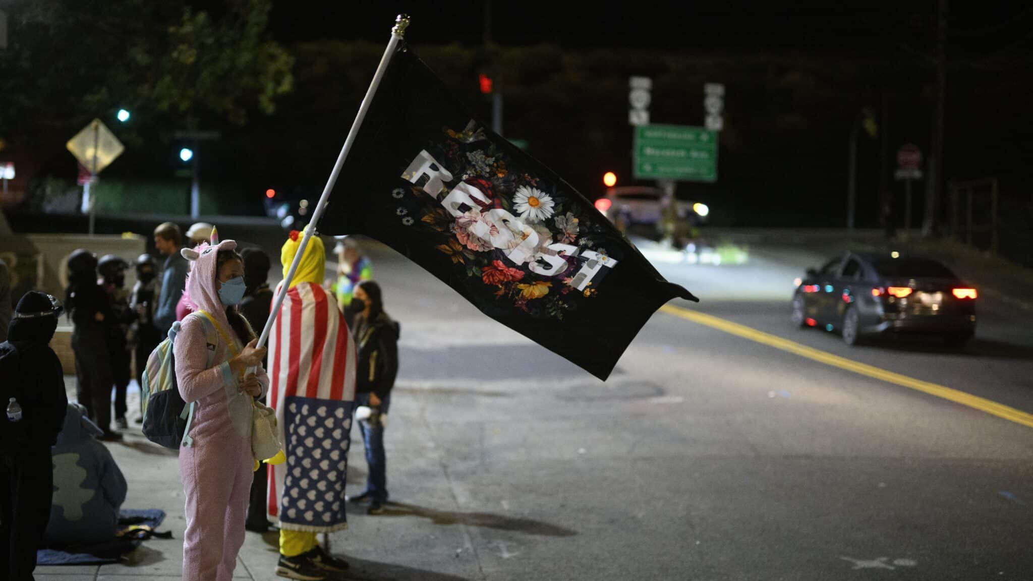 Manifestants devant le bâtiment de l'Immigration and Customs Enforcement à Portland