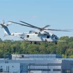 Le CH-53K King Stallion a soulevé un autre hélicoptère lors d’un test pour améliorer ses capacités de récupération