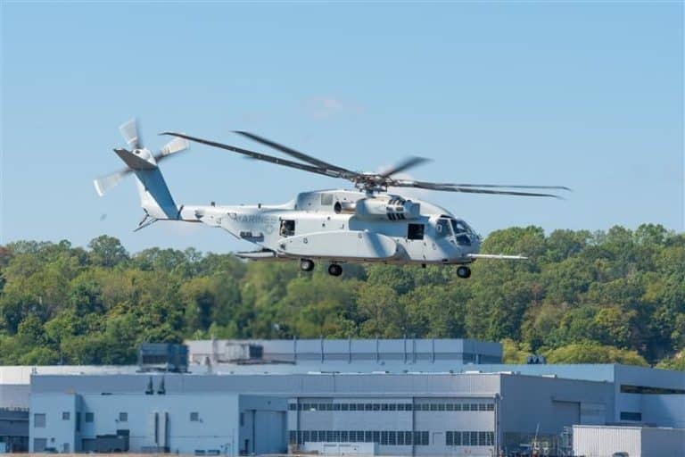 Le CH-53K King Stallion a soulevé un autre hélicoptère lors d’un test pour améliorer ses capacités de récupération