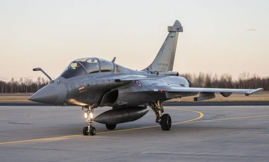 Coopération du Rafale F4 avec le drone doté du système de reconnaissance radioélectronique NAMIB