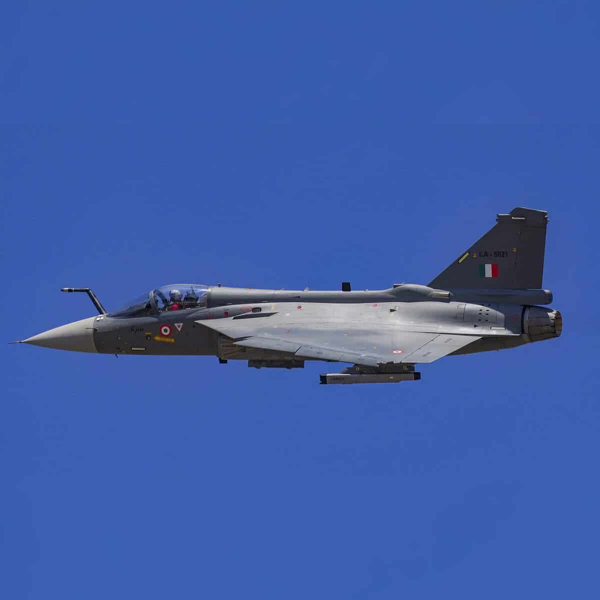 Le Rafale F5 renforcé par des réservoirs de carburant conformes