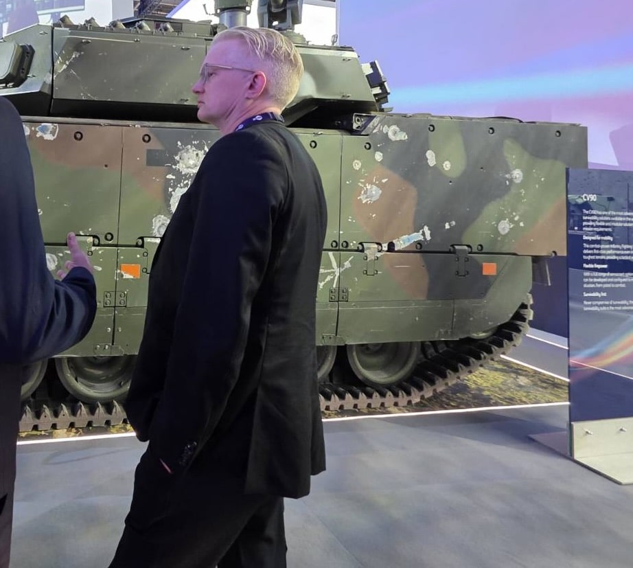 Photo comparative de la taille du CV90