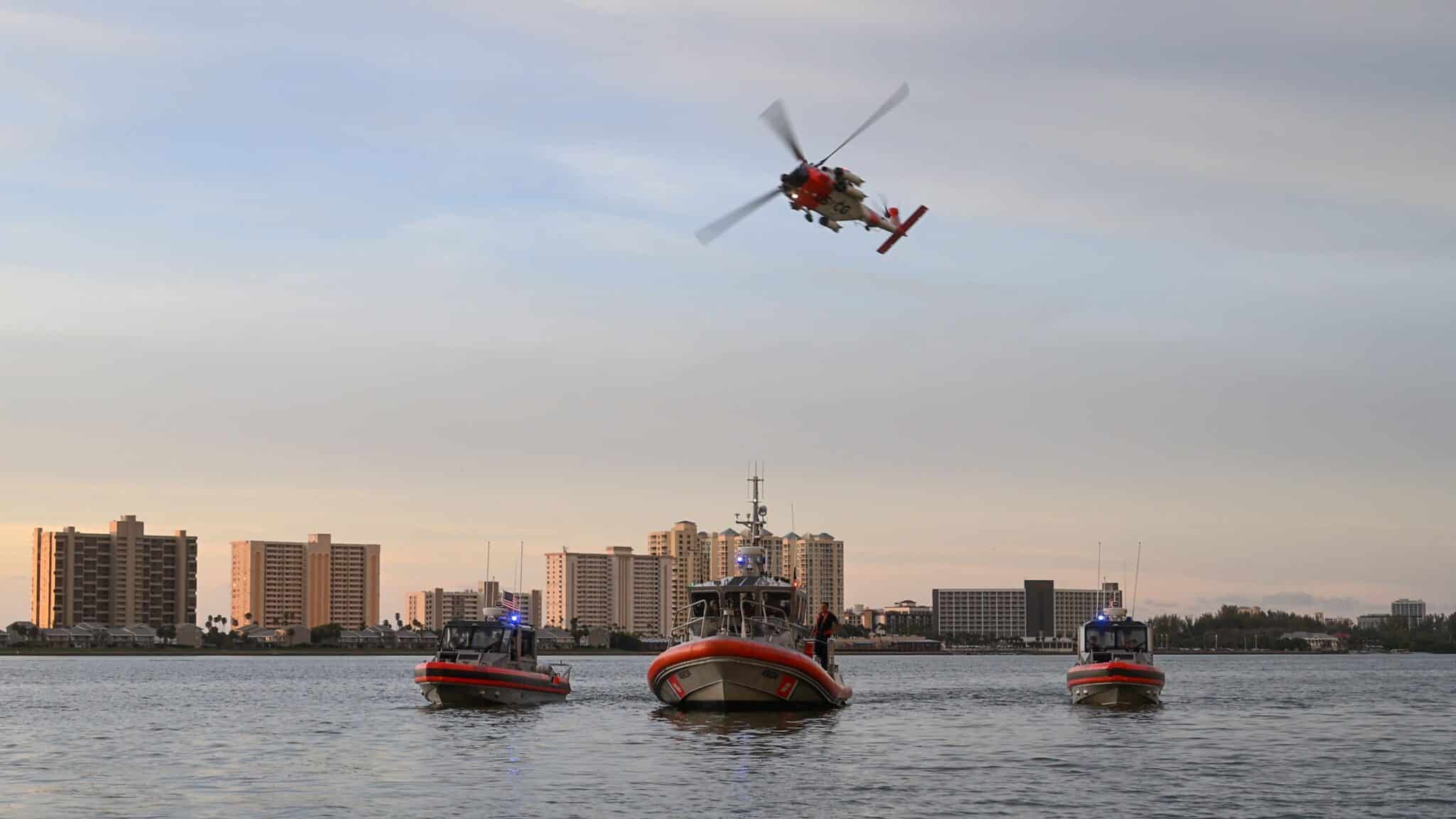 Un équipage d’un MH-60 Jayhawk de la station aérienne de la Garde côtière américaine à Clearwater, en Floride.