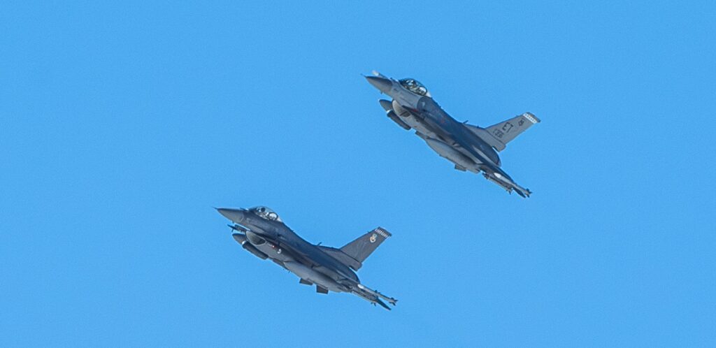 Deux F-16 équipés d'IVEWS et SABR à la base aérienne de Nellis