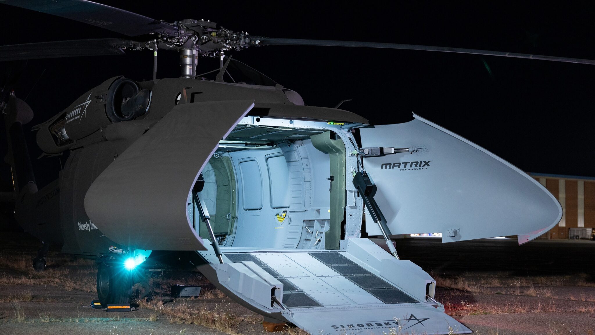 Un S-70UAS U-Hawk avec ses portes à clapet avant ouvertes