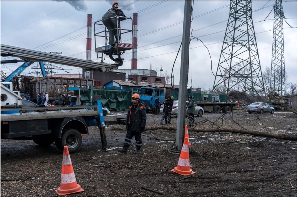 Travailleurs ukrainiens réparant des lignes électriques