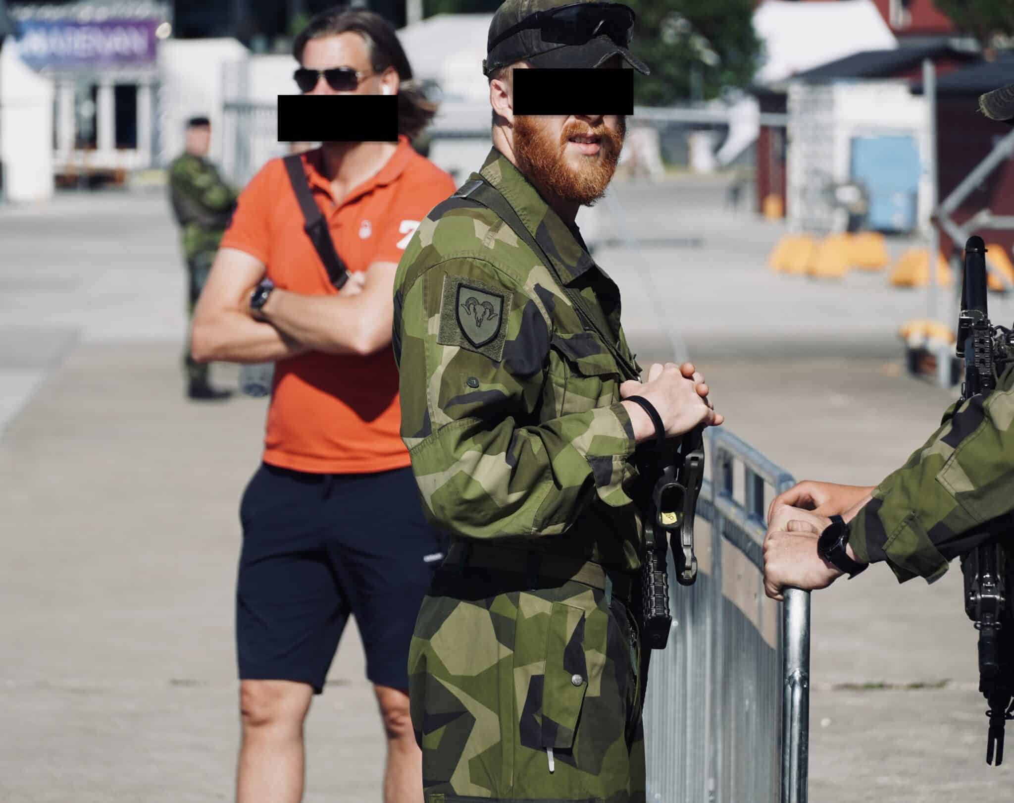 Soldat suédois avec barbe tactique