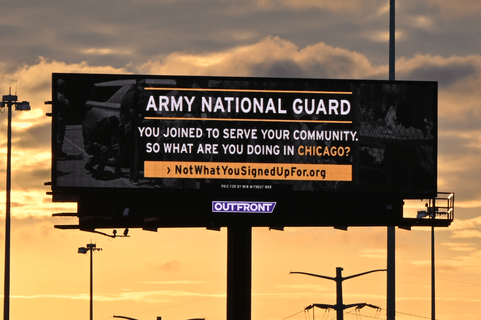 Un panneau d'affichage à Chicago, Illinois, financé par Win Without War.