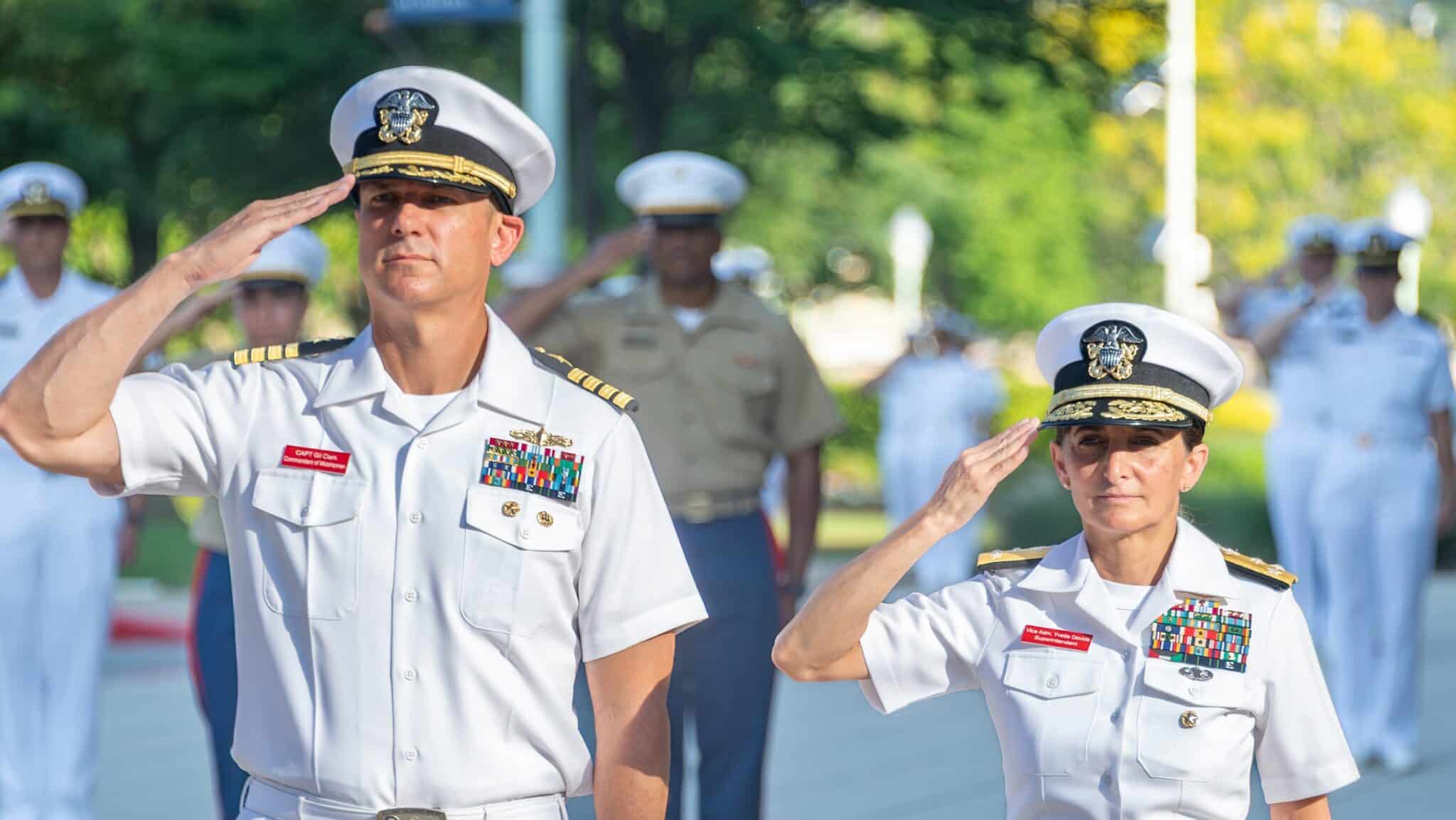 Capt. Gilbert Clark Jr. et Vice Adm. Yvette Davids à l'Académie navale
