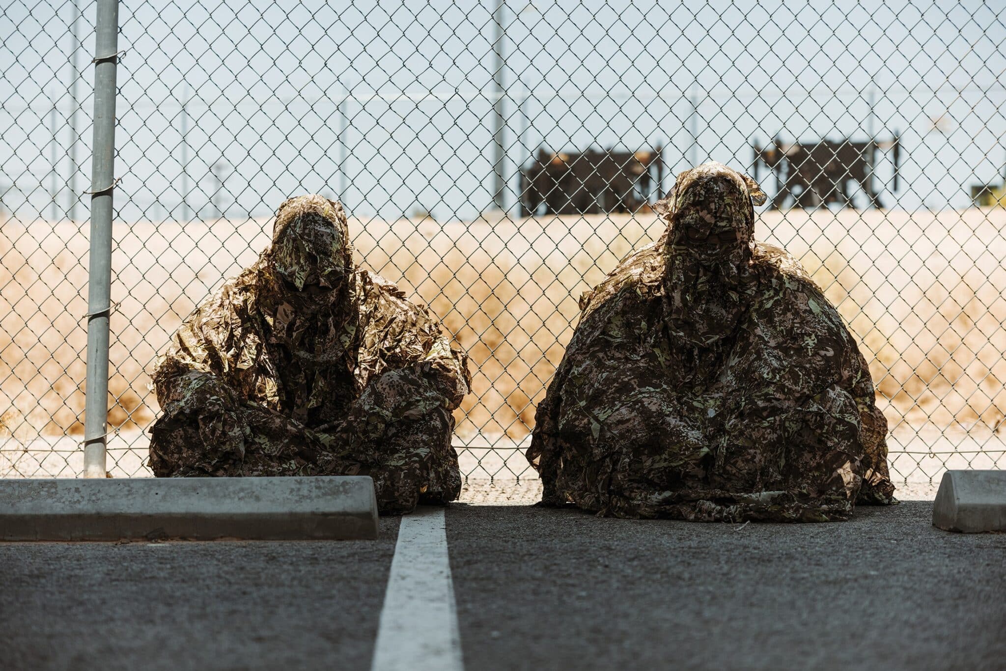 Deux Marines américains en tenue camouflage à Twentynine Palms, Californie, en juillet 2025