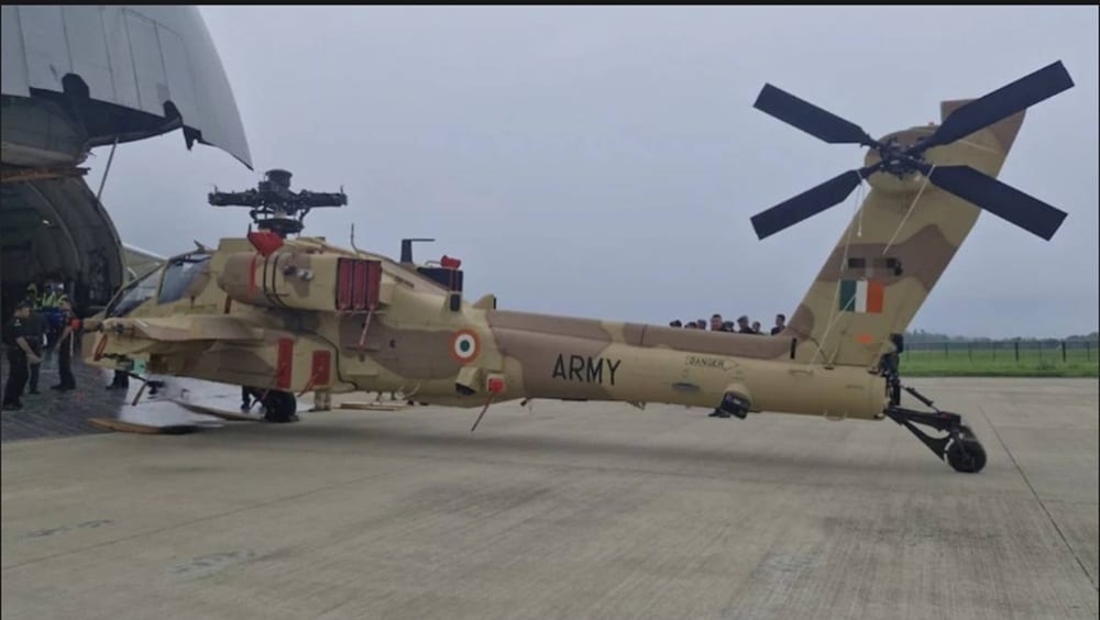 Hélicoptère Apache en vol