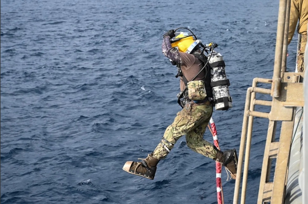 Marin effectuant une plongée depuis le USNS Salvor