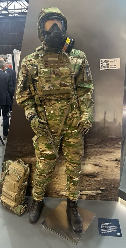 Mannequin équipé d’un soldat en tenue NRBC