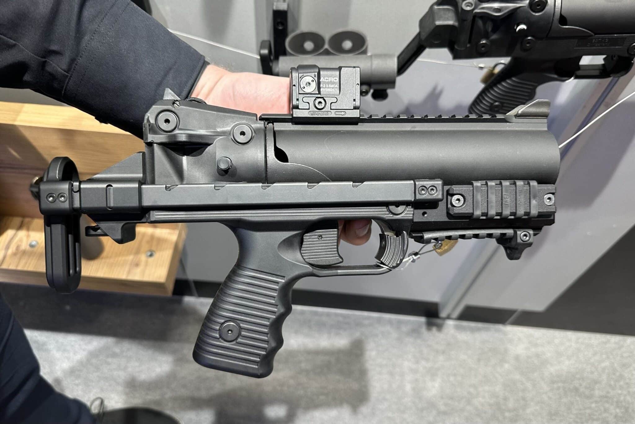 Lance-grenades GL-06 Compact avec crosse télescopique