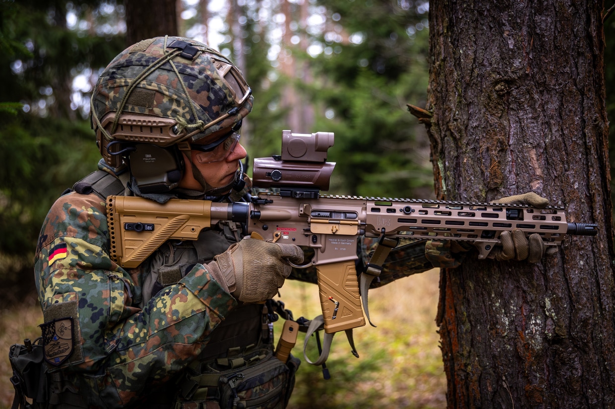 Remise du fusil G95 A1 au Panzergrenadierbataillon 122 à Grafenwöhr, 4 décembre 2025