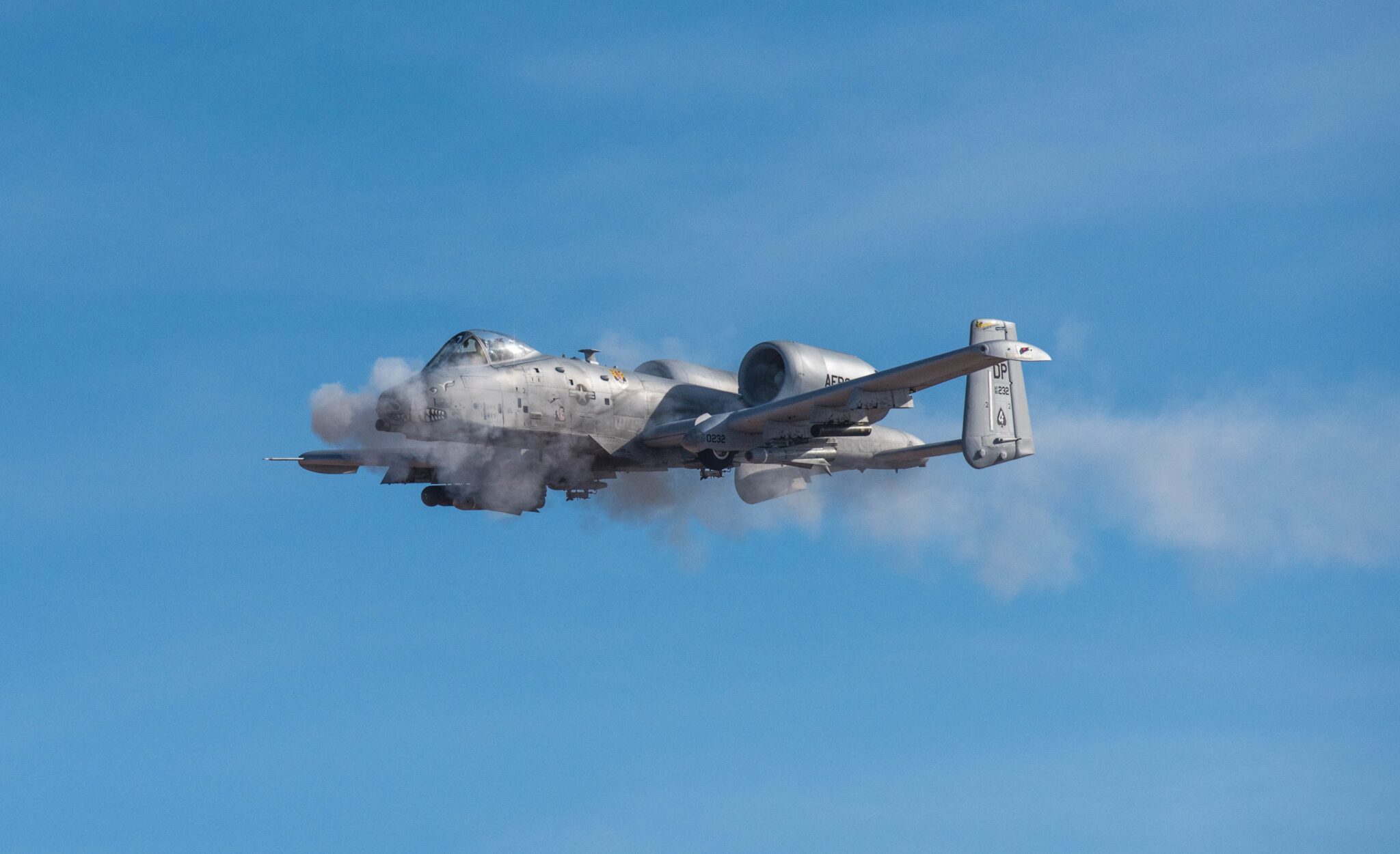 Un A-10 Thunderbolt II tirant avec son canon GAU-8 Avenger de 30 mm au-dessus du Barry M. Goldwater Range, Arizona, 2018.