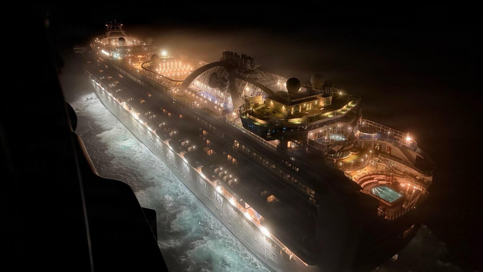 Un hélicoptère du 129e Rescue Wing, Garde nationale aérienne californienne, approche le paquebot Ruby Princess en pleine nuit, le 17 décembre, à 130 milles nautiques au sud-ouest de San Francisco.