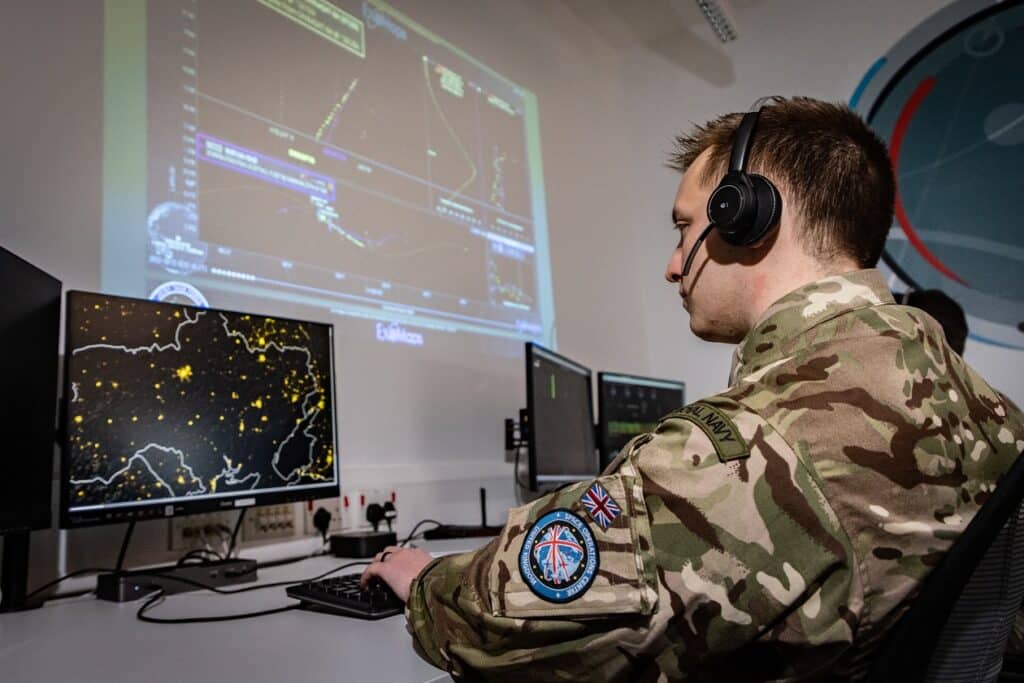 Soldat opérant une station de commandement et contrôle pour satellites militaires
