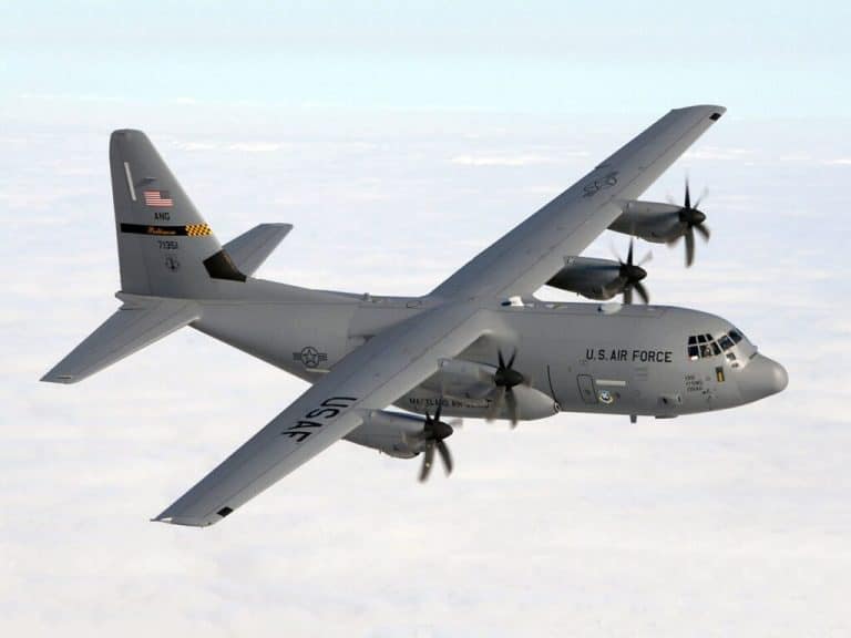 Un homme arrêté après avoir grimpé sur un C-130 de l’US Air Force et endommagé l’appareil en Irlande
