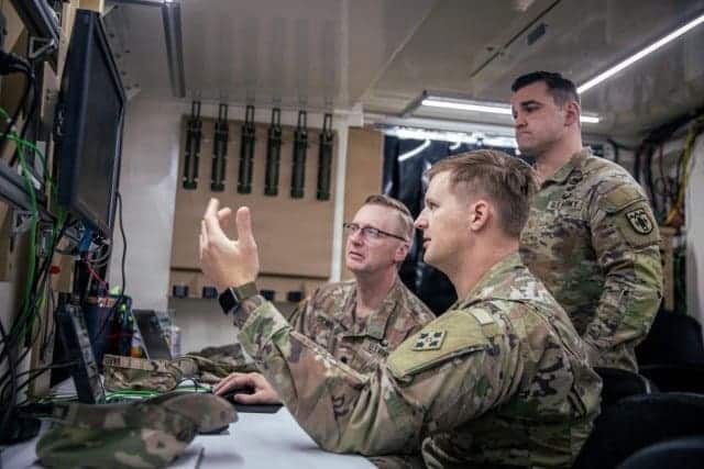 Soldat utilisant des systèmes d'IA