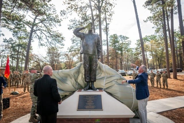 Maj. Gen. Colin P. Tuley évoquant le Colonel Puckett