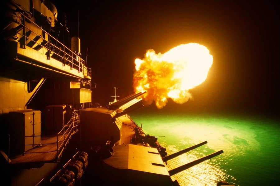 USS Missouri tirant sur des positions irakiennes, 6 février 1991