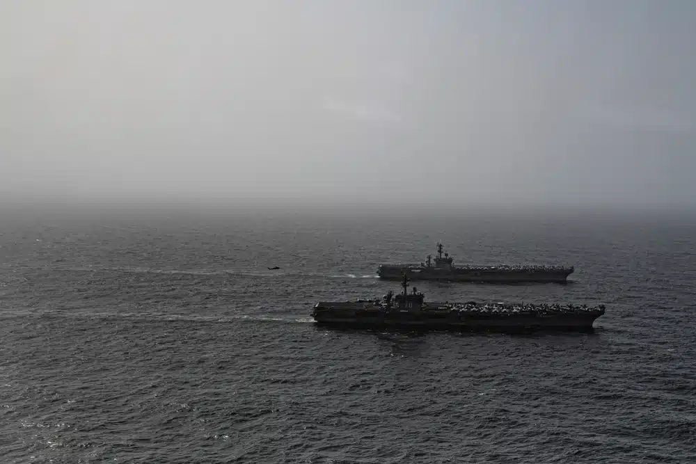 Opérations conjointes des porte-avions Nimitz et Carl Vinson