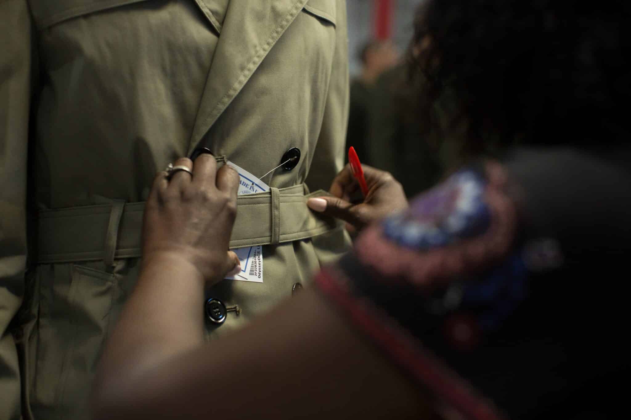 Un marine fait ajuster son manteau toutes saisons au Marine Corps Recruit Depot de Parris Island, Caroline du Sud, le 29 août 2018.