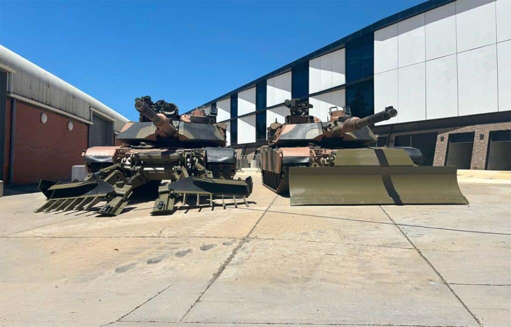 Chars M1A2 SEP V3 polonais équipés des socs déminiers et lames de combat Pearson Engineering.