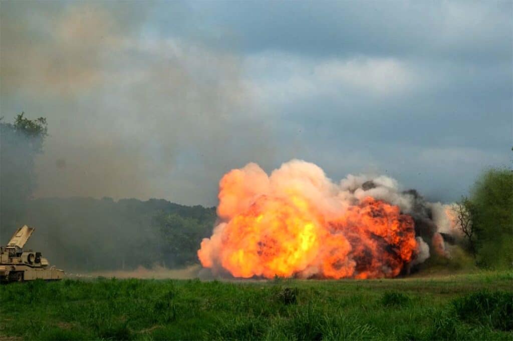 Démineurs australiens détonant un cordon explosif après lancement depuis un véhicule d’assaut. [US Army/Melissa Buckley]