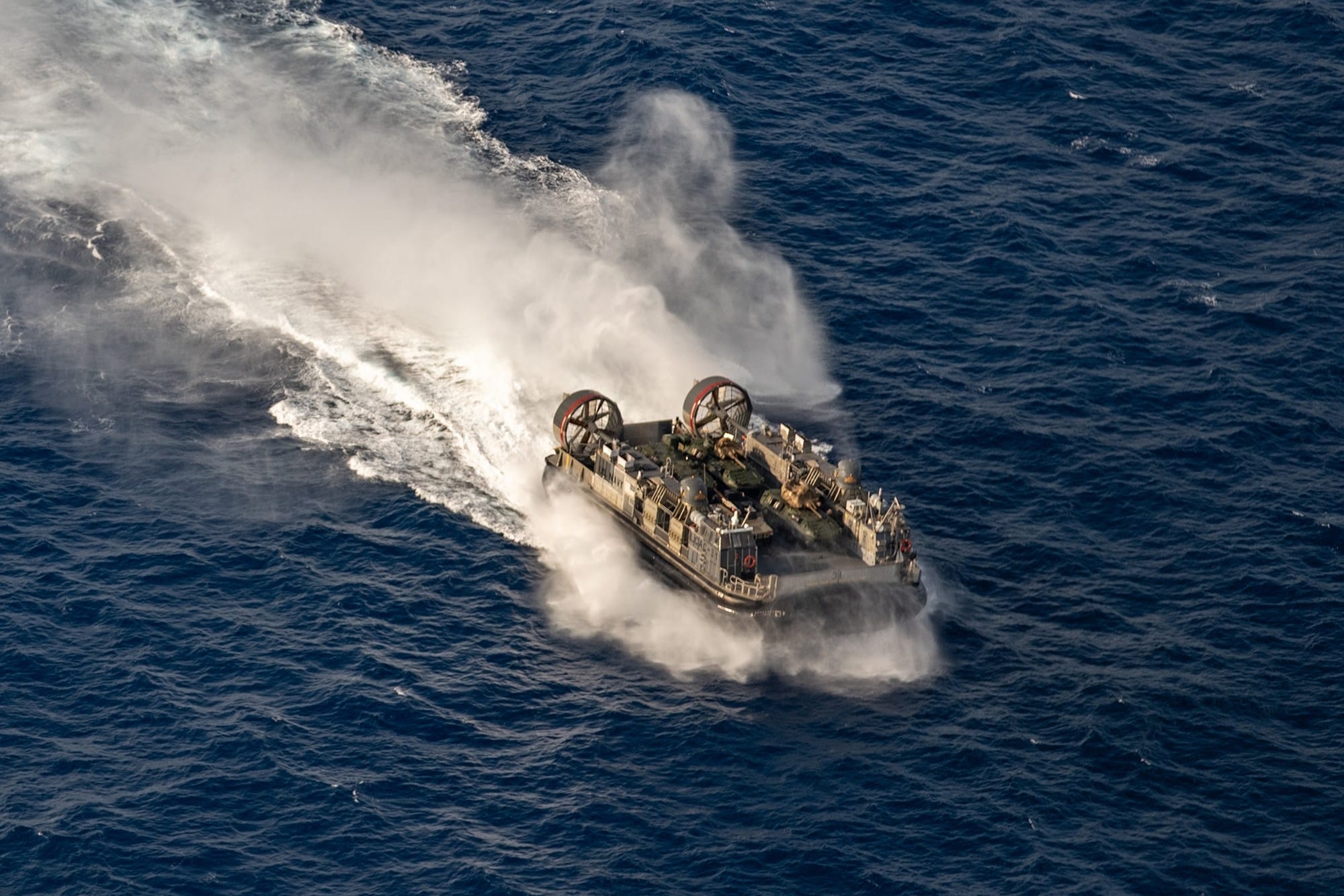 LCAC en mer du Bengale lors d’un exercice conjoint américano-indien en 2025.