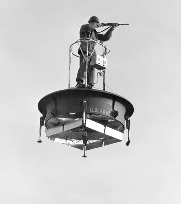 Un soldat vise avec un fusil en vol sur une plateforme volante 1031-A-1.