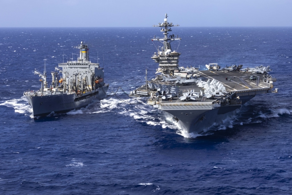 USS Abraham Lincoln en ravitaillement en mer