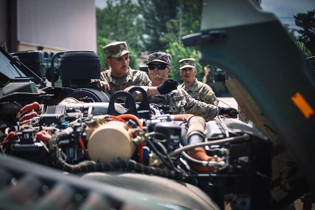 Soldats américains réalisant des vérifications préventives sur des JLTV lors d’un exercice de préparation au déploiement en Corée du Sud, juillet 2024.
