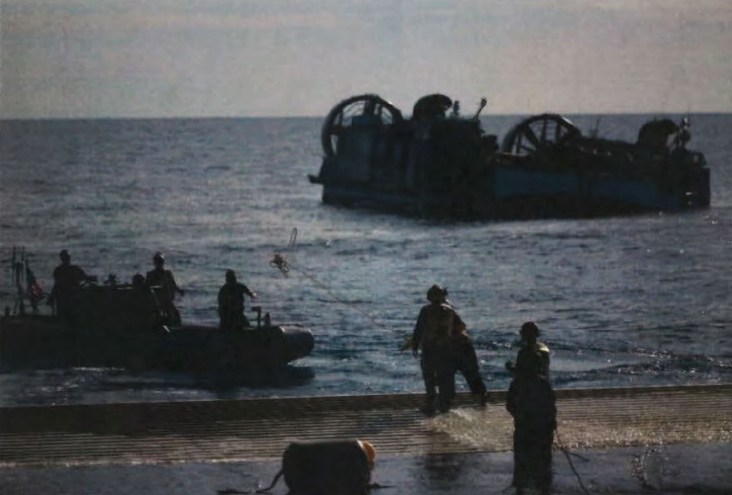 Photo du LCAC 84 après la collision, extraite de l’enquête.